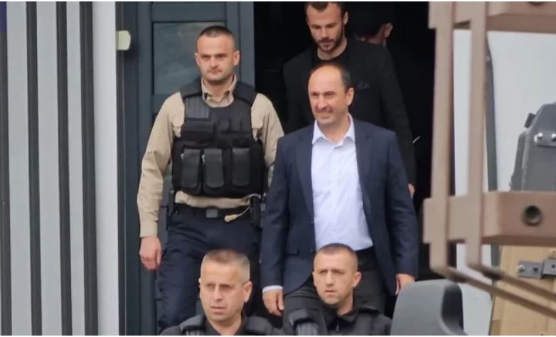 Ministri Aliu gjuhet me vezë dhe ngjyrë të kuqe në Leposaviq