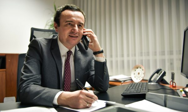 Kurti bisedon në telefon me Sekretarin e Mbretërisë së Bashkuar, temë diskutimi ishte situata e katër komunave në veri