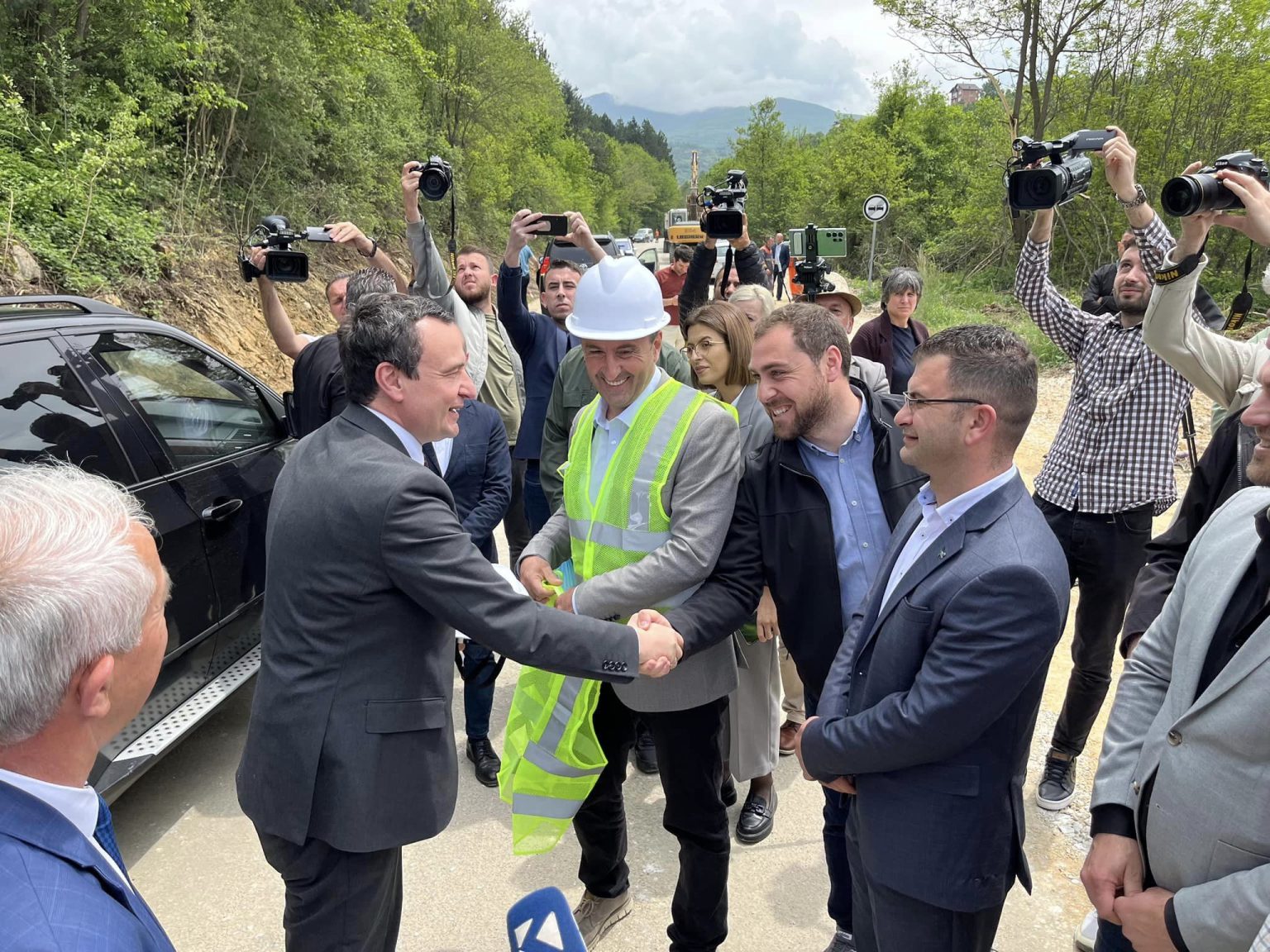 Kurti del në terren, shikon nga afër punimet e rrugës Zhur-Brod