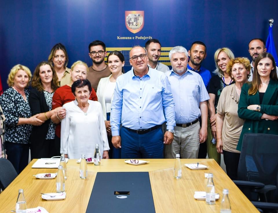 Ceremoni festive me rastin e ditëlindjes së punëtorës shumë vjeçare të Komunës së Podujevës, Vidosava Beqiri