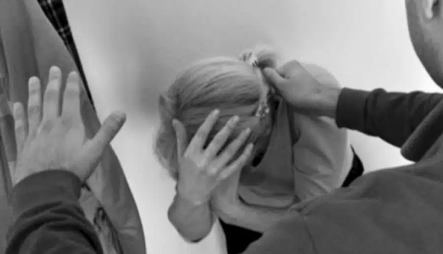 Skenderaj, bijat ushtruan dhunë psikike ndaj nënës me të meta fizike pasi ikën nga shtëpia