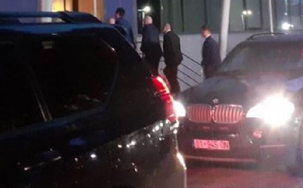 Kurti arrin në Qeveri, pas pak pret në takim mysafirët e rëndësishëm