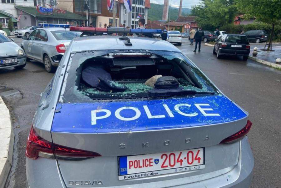 Sulmohet vetura e Policisë në veri