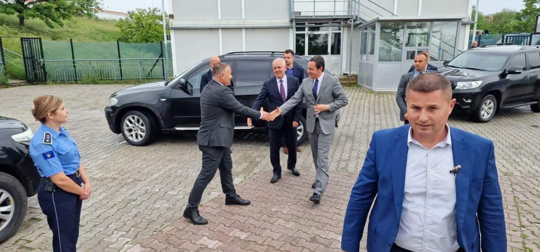 Albin Kurti viziton policët në Mitrovicë, shijon ushqimin me oficerët e çeliktë në Belvedere