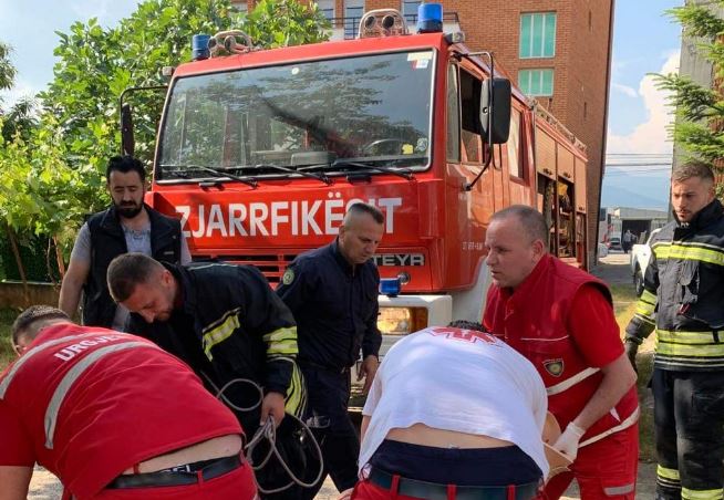 Nxirret i gjallë një person që ra në bunar në Shirokë të Suharekës