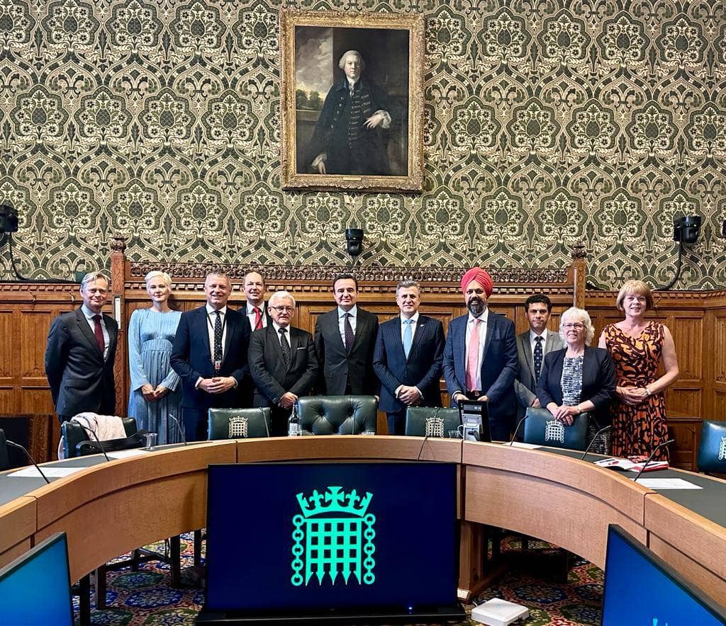 Kurti përmbyll vizitën dy-ditore në Britani të Madhe, nesër takon tre policët kosovarë që u kidnapuan nga Serbia