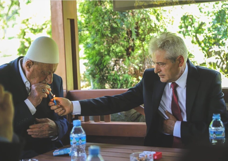 “Burra” – Edi Rama shpërdanë fotografinë e Ali Ahmetit me babain e ish presidentit Thaçi