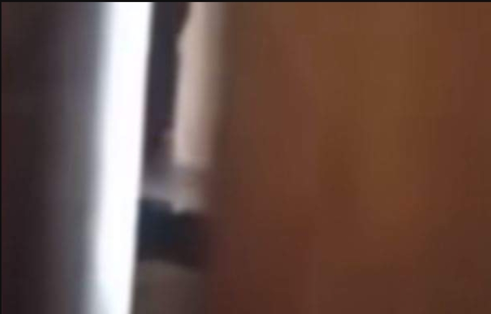 Skandaloze: Mësimdhënësi puth me dhunë nxënësen e klasës së shtatë