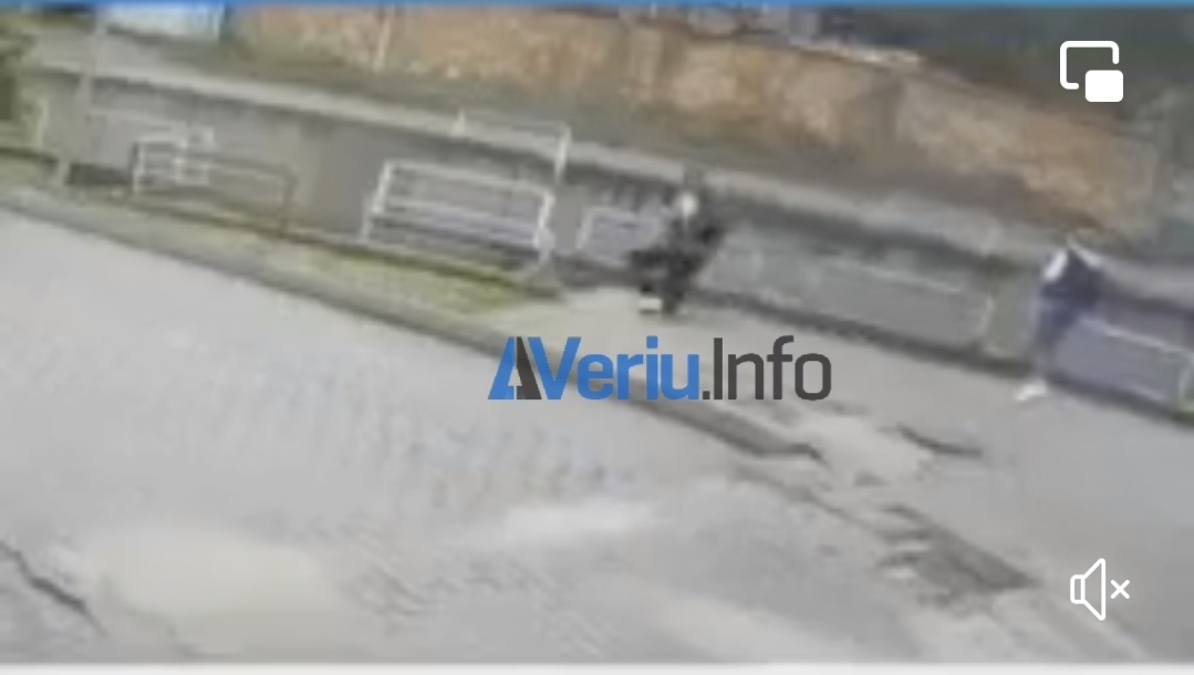 Ngjarje e rëndë në Vushtrri: Fëmijët bie poshtë pasi shemben kockat e rrugës (Video)