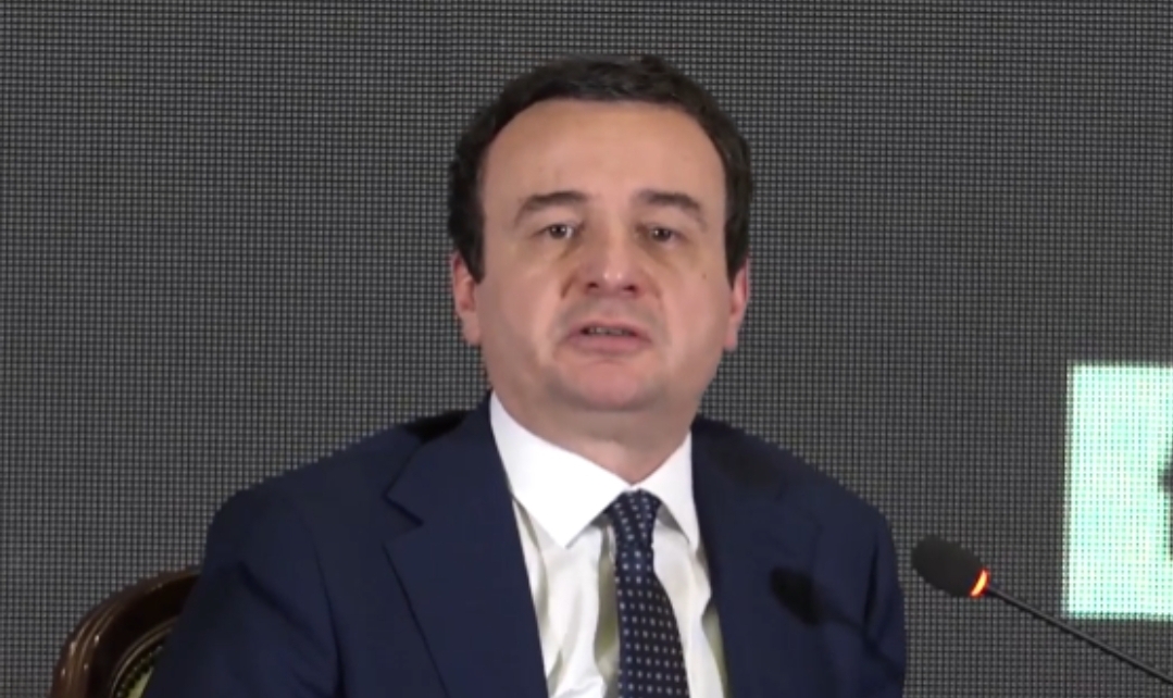 “Shkëlqimit i cili i mbijetoi këtij aksidenti i uroj shërim dhe forcë”, Kurti i shpreh ngushëllime familjes që humbi 3 anëtarë në rrugën Shkup-Bllacë