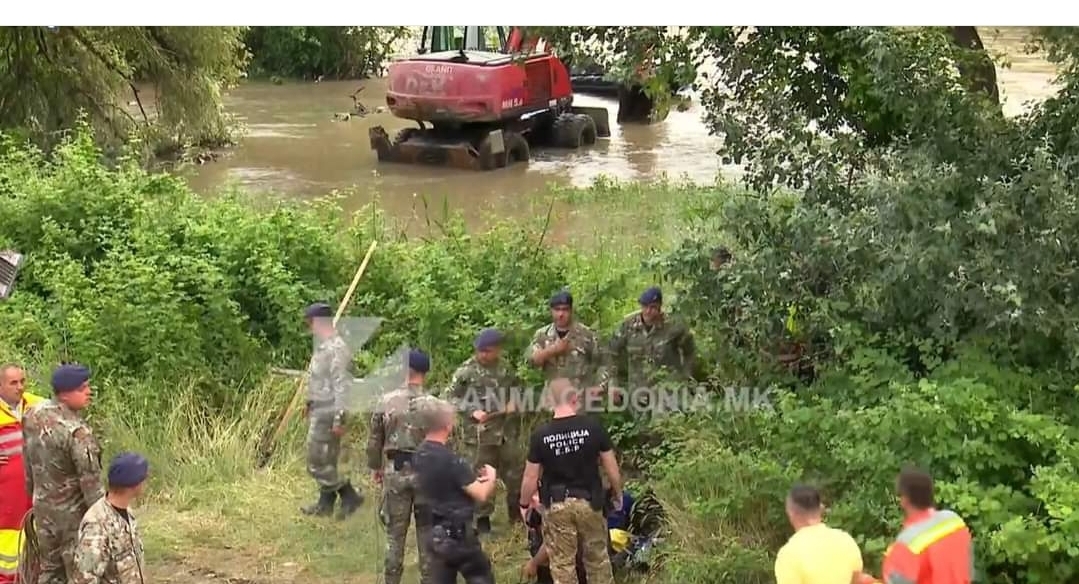 Kështu duket vetura e nxjerrë nga lumi Lepenc