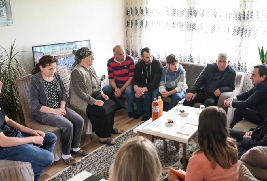 Të heshtur, e në pritje të informacioneve, familjet në terr për tre policët