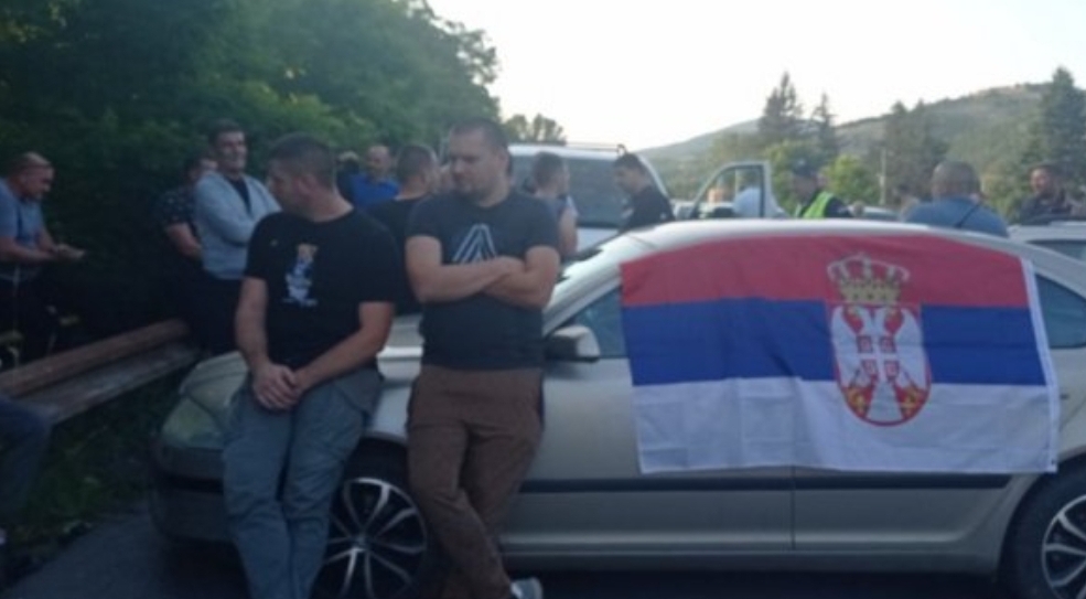 Bllokohen rrugët, serbët nuk lejojnë kalimin e kamionëve dhe autobusëve nga Kosova për në Serbi