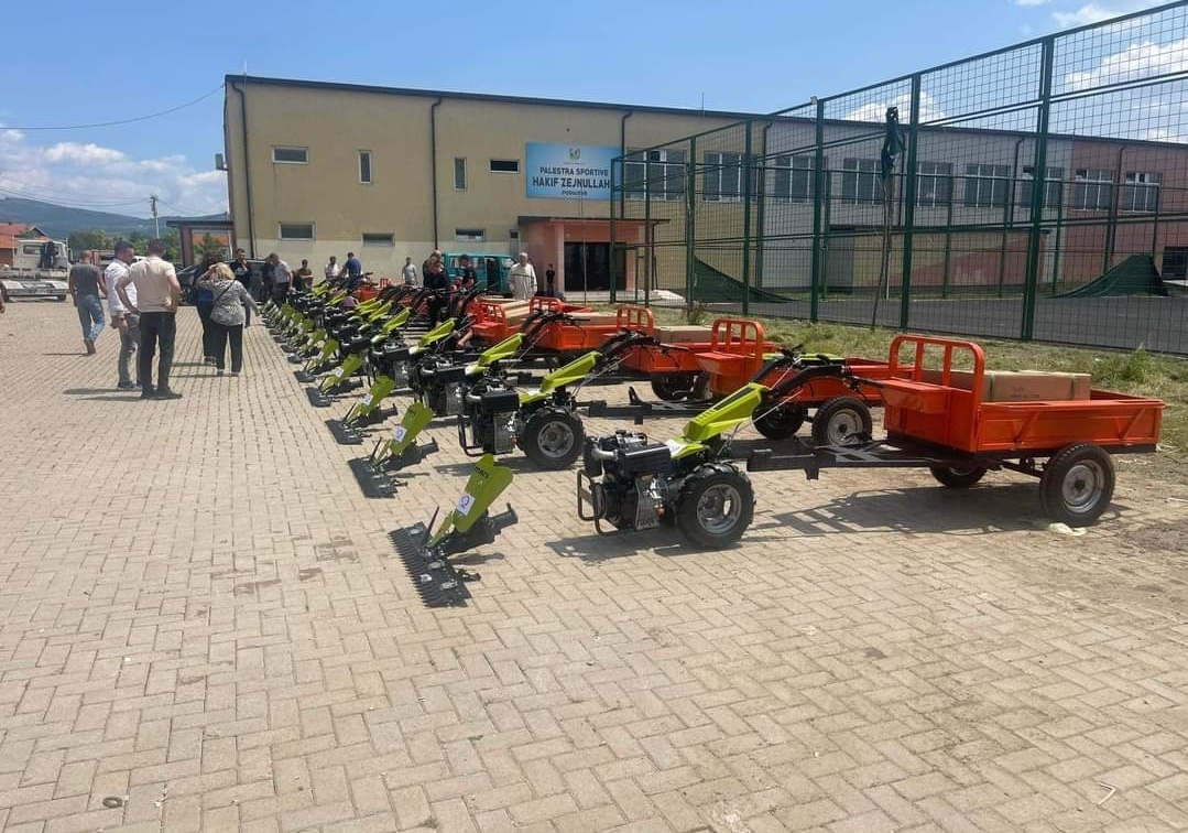 Podujevë: Shpërndahen 14 motokultivatorë me frezë, kosë dhe rimorkio