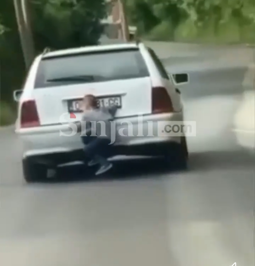E frikshme: Fëmija i ngjitur pas veturës në Tusuz të Prizrenit (Video)