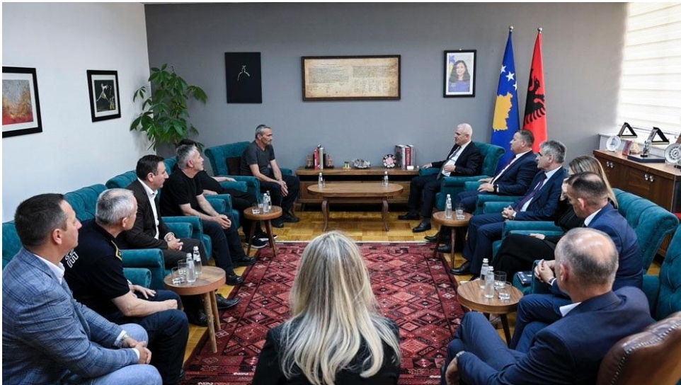 Sveçla takohet me tre policët e rrëmbyer nga Serbia