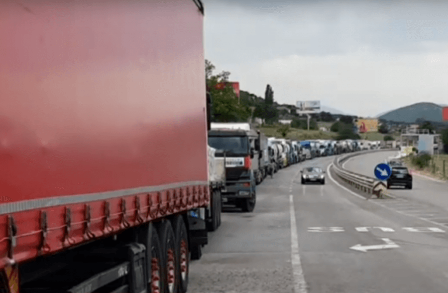 Morina e bllokuar nga kamionët serbë, s’lejohet hyrja e tyre në Kosovë