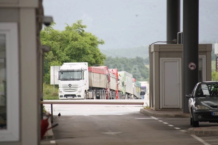 Serbia i mban të mbyllura rrugët për kamionët dhe autobusët nga Kosova