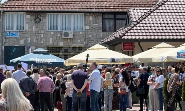 Mblidhen protestuesit në Leposaviq