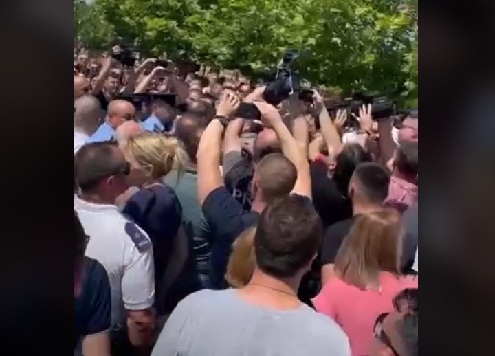 Video: Serbët bllokojnë rrugën në Graçanicë pasi polica arrestoi një serb për krime lufte