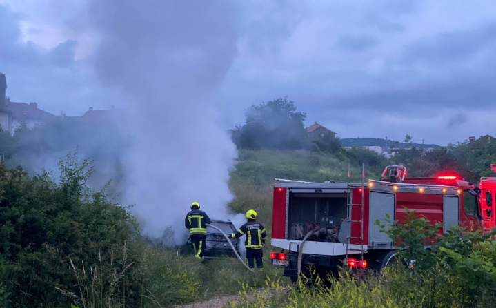 PAMJE: Kjo është vetura që u dogj nga të dyshuarit për vrasjen në Prishtinë