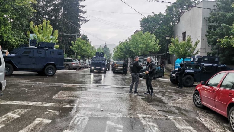 Largohen autoblindat e policisë në Leposaviq (FOTO)