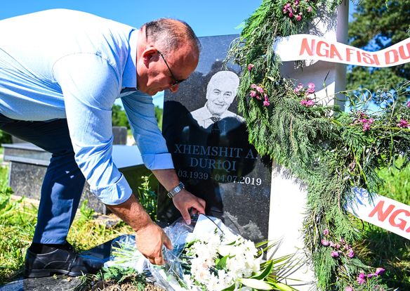 Kryetari Bulliqi bën homazhe në 4 vjetorin e vdekjes së ekonomistit Xhemshit Duriqi