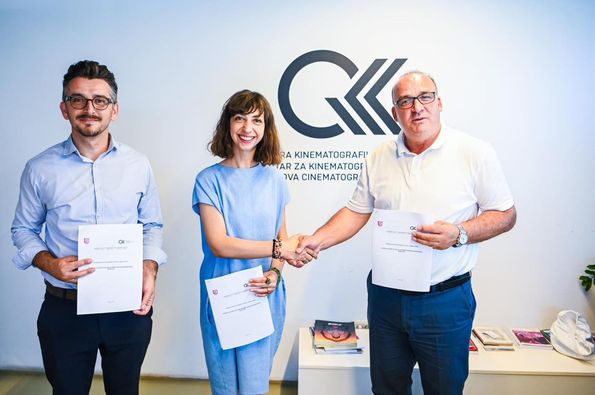 Kryetari Bulliqi nënshkruan memorandum bashkëpunimi me drejtoreshën e QKK-së për shfaqjen e filmave në kinemanë verore në Podujevë