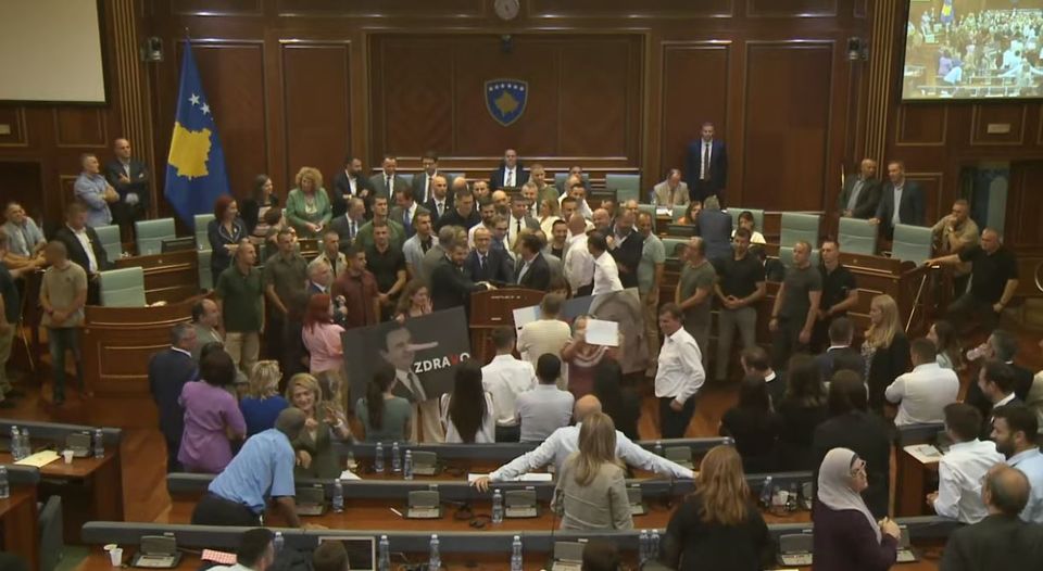 Rrahja në Kuvend, aktorja e VV-së gjen kohë për tallje: “Round 2”