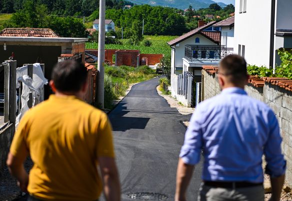 Asfaltohen rrugë dhe rrugica në fshatrat Bradash dhe Dobratin