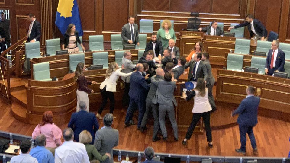 Hajdar Beqa e godet Hekuran Muratin dy herë me grushta (VIDEO)