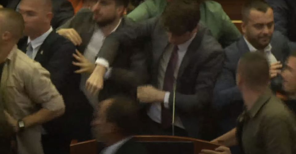 Eskalon debati në kuvend, grushta mes deputetëve e ministrave