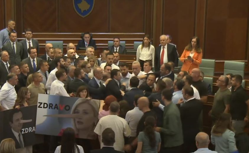 Momenti i përplasjes mes Hajdar Beqës së PDK-së e Halil Haqit të LVV-së