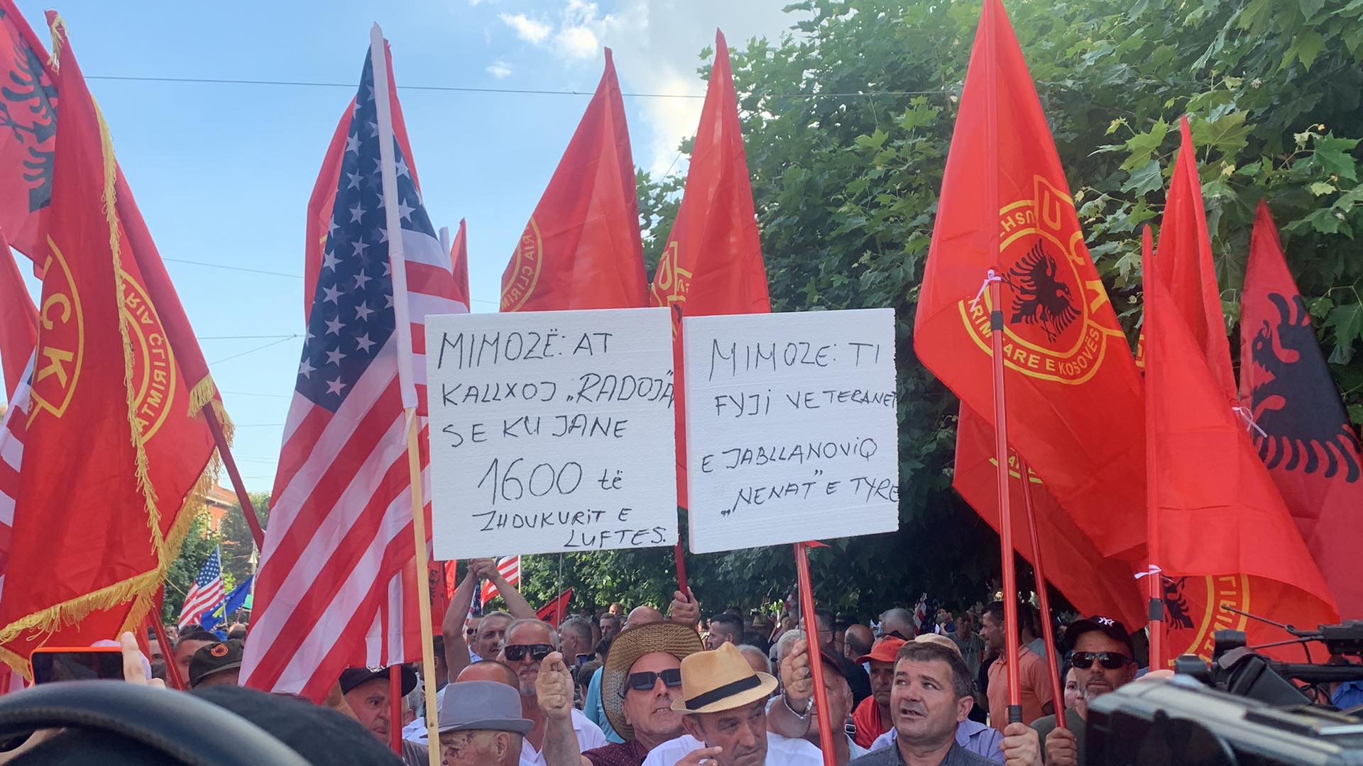 “Mimozë a të kallxojë Radojçiq se ku janë 1600 të zhdukurit gjatë luftës” – Veteranët me pankarta në duar