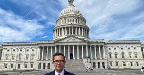 “Bari ju bëftë mirë juve pionierë të xhaxhit” – Mustafa reagon ashpër pasi VV e përfshiu në video propaganduese