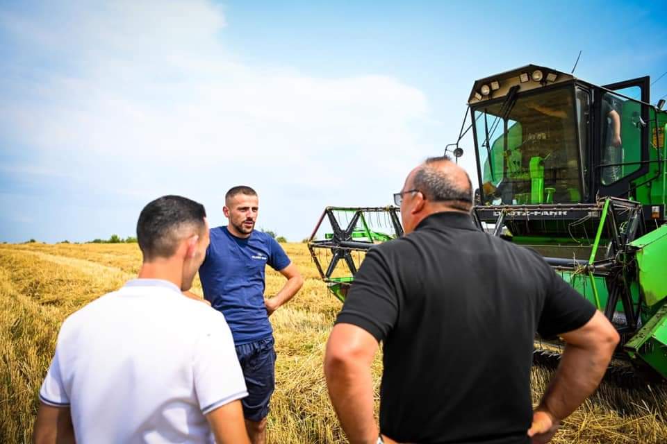 Kryetari Bulliqi përcjell fushatën e korrje-shirjeve e grurit tek fermerët llapjanë