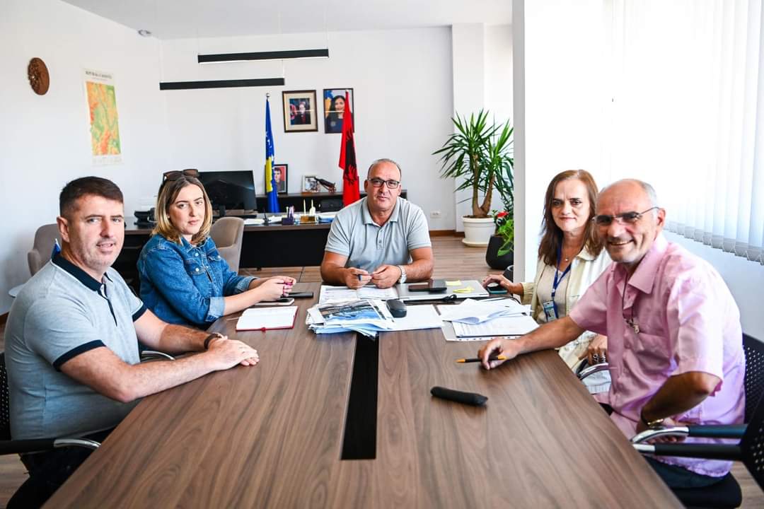 Komuna e Podujevës nënshkruan marrëveshje bashkëfinancimi me IOM për furnizim me kabinete të Informatikës dhe kabinete muzikore