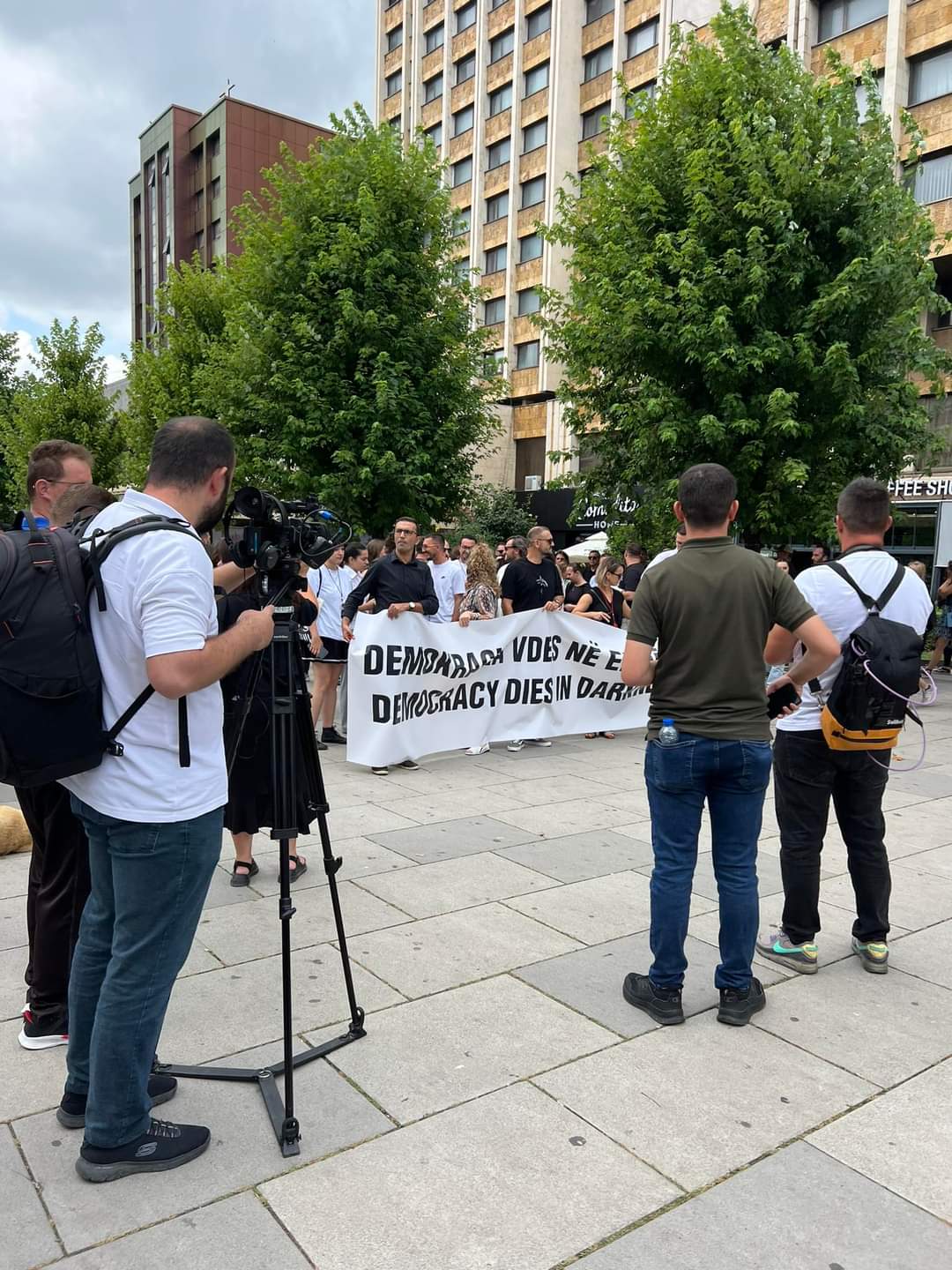 Nis protesta e gazetarëve kundër pezullimit të certifikatës së biznesit të Klan Kosova