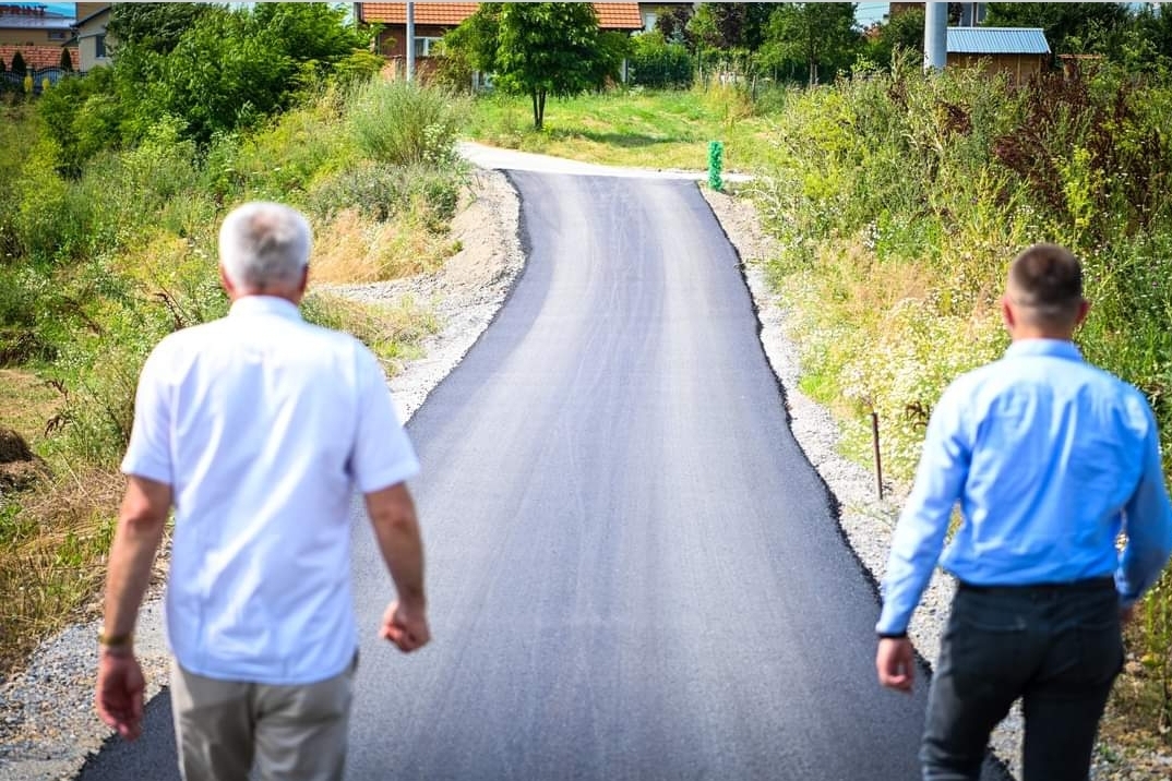 Asfaltohen rrugë në fshatin Letanc