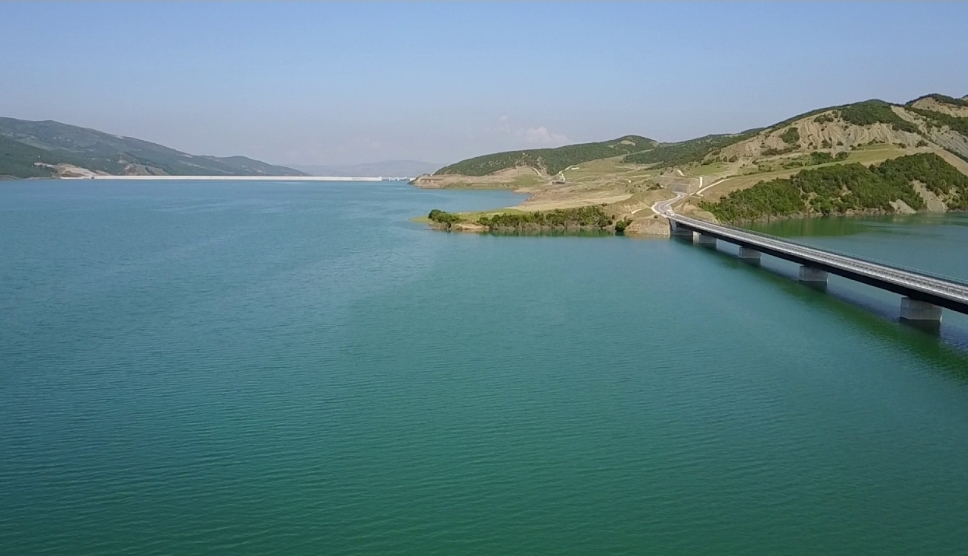 U futën për t’u larë në liqen, dyshohet se janë mbytur 4 persona në Gramsh