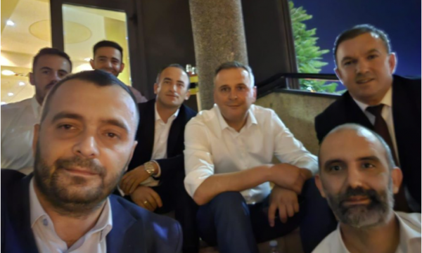 “Nuk mundet asgjë të na ndalë”, deputetët e VV-së postojnë foto nga Kuvendi në orët e vona