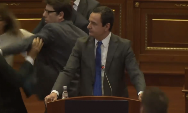 Nga Vetëvendosje postojnë video të Kurtit duke qeshur pas përleshjes në Kuvend