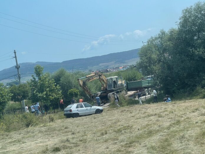 Banorët e fshatit Gllamnik bllokojnë punimet në një rrugë, refuzojnë prekjen e varrezave