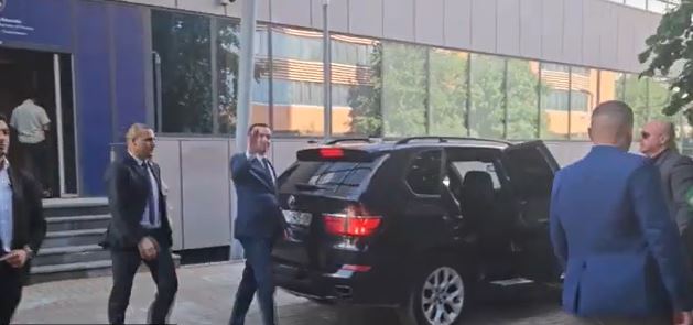 Kurti largohet nga zyra e tij, ja si reagon kur pyetet nëse do ta takojë Ramën