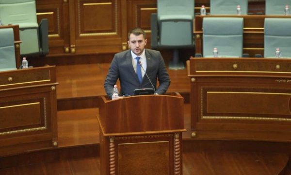 “Mbi 10 deputetë presin vetëm ditën për t’u larguar nga LVV-ja”