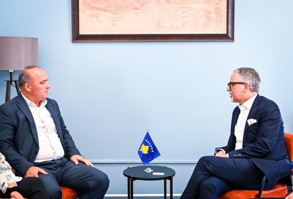 Ministri Vitia priti në takim kryetarin Shpejtim Bulliqi, diskutuan për fillimin e shërbimeve specialistike në Komunën e Podujevës