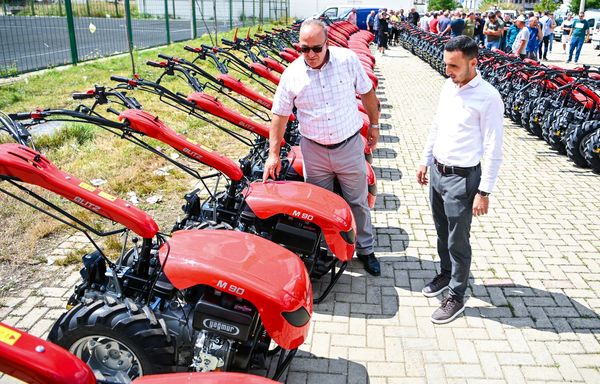 Komuna e Podujevës shpërndanë 75 motokultivatorë për fermerët përfitues