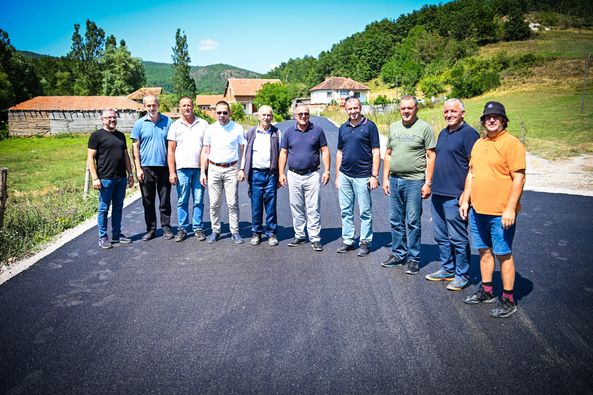 Kryetari Bulliqi bashkë me banorët e fshatit Turuqicë  përcjellin nga afër punimet që po zhvillohen në asfaltimin e rrugës së këtij fshati