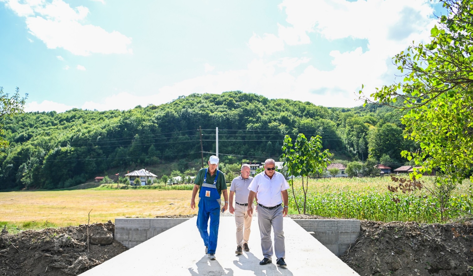 Bulliqi përcjell punimet në ndërtimin e dy urave në këto fshatra të Podujevës