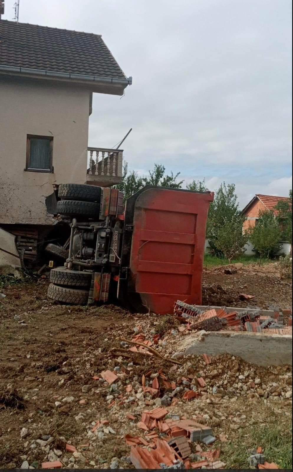 Aksident në Sharban, shoferi i kamionit është përplas më një shtëpi